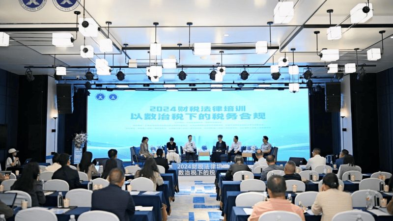 选择专利审查厂家时，首先要关注其专业资质。一个合格的厂家应具备以下条件：